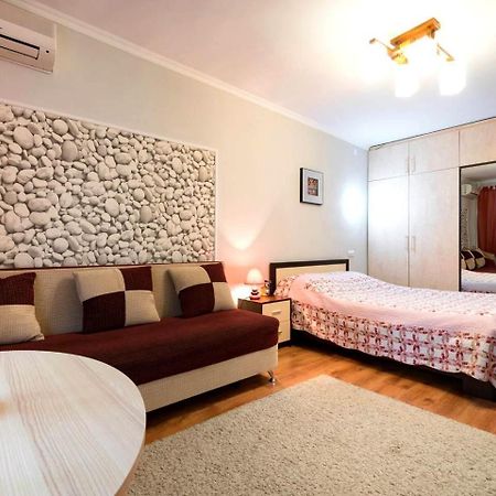Nadezhda Apartments On Abay Avenue 59 อัลมาตี ภายนอก รูปภาพ